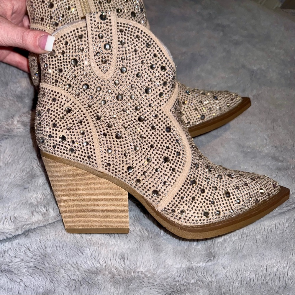 Very G ~ taupe blingy rhinestone boots 👢 ~ brand new ~ never worn! 🆕 size 6 - Picture 7 of 10